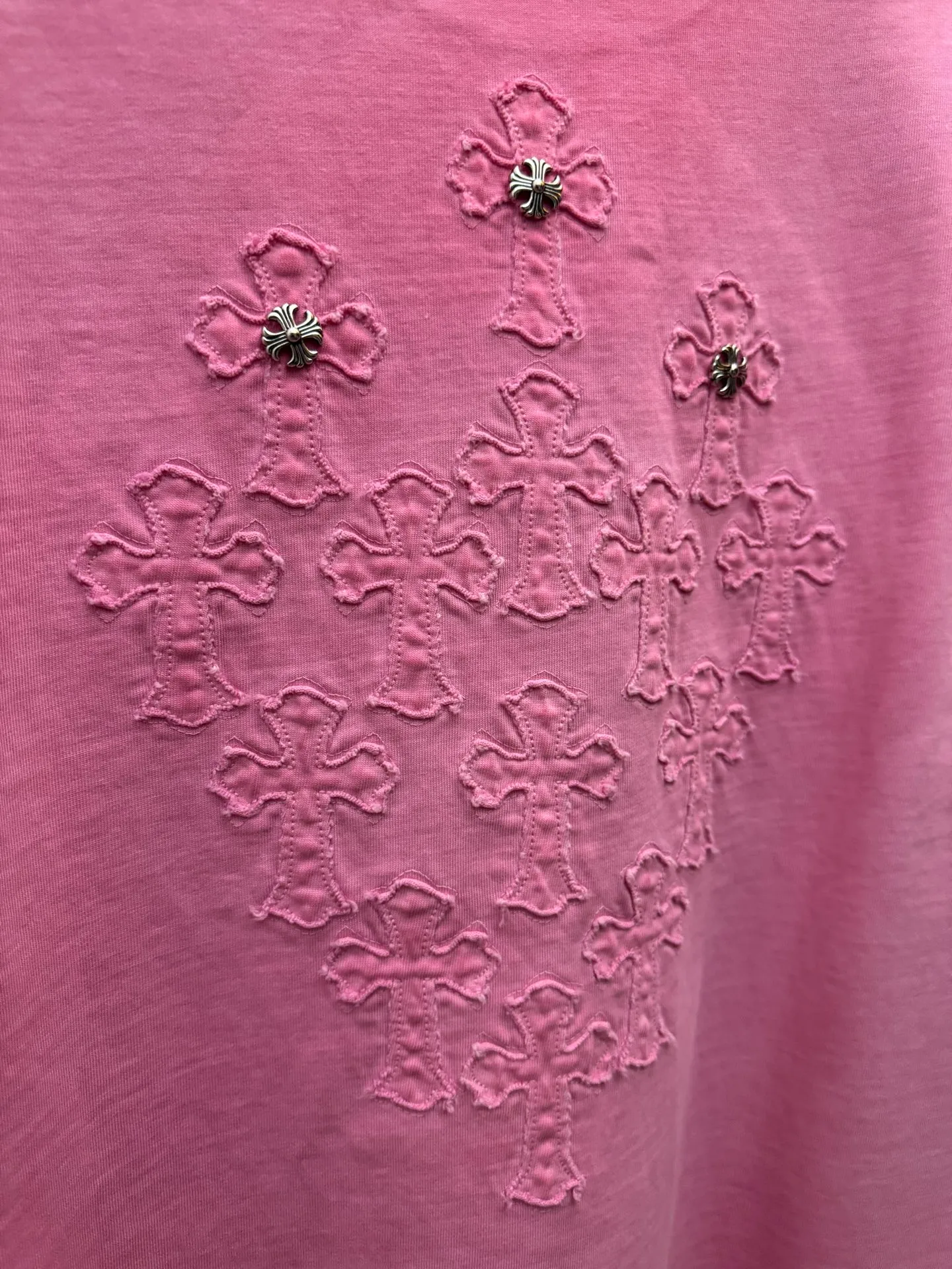 P200 top version, real shot without P, ​​different from market currency) 𝗖𝗵𝗿𝗼𝗺𝗲 𝗛𝗲𝗮𝗿𝘁𝘀/Croxin 2026 spring new original single counter American laser burnt patch embroidered couple short sleeves 👑The highest version! Customized fabric 330g, washed and fried. Best-selling model at the counter. Very comfortable to wear. Accessories: Original molded and authenticated collar label➕100% silk wash label. Genuine purchase-grade original hangtag➕matching hanging rope➕3D hanging beads➕original packaging bag. Craftsmanship: The original version has consistent wiring! The highest version of the armhole matching technique! Color: Khaki Black Rose Red Light Blue Purple Size: S M L XL Style Number: 26-2002